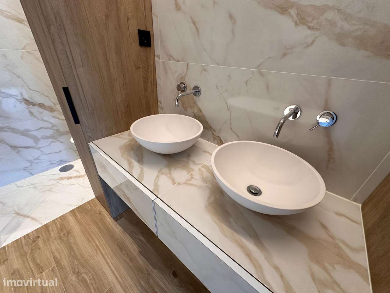 Moradia de Gaveto com dois pisos e garagem lateral-40