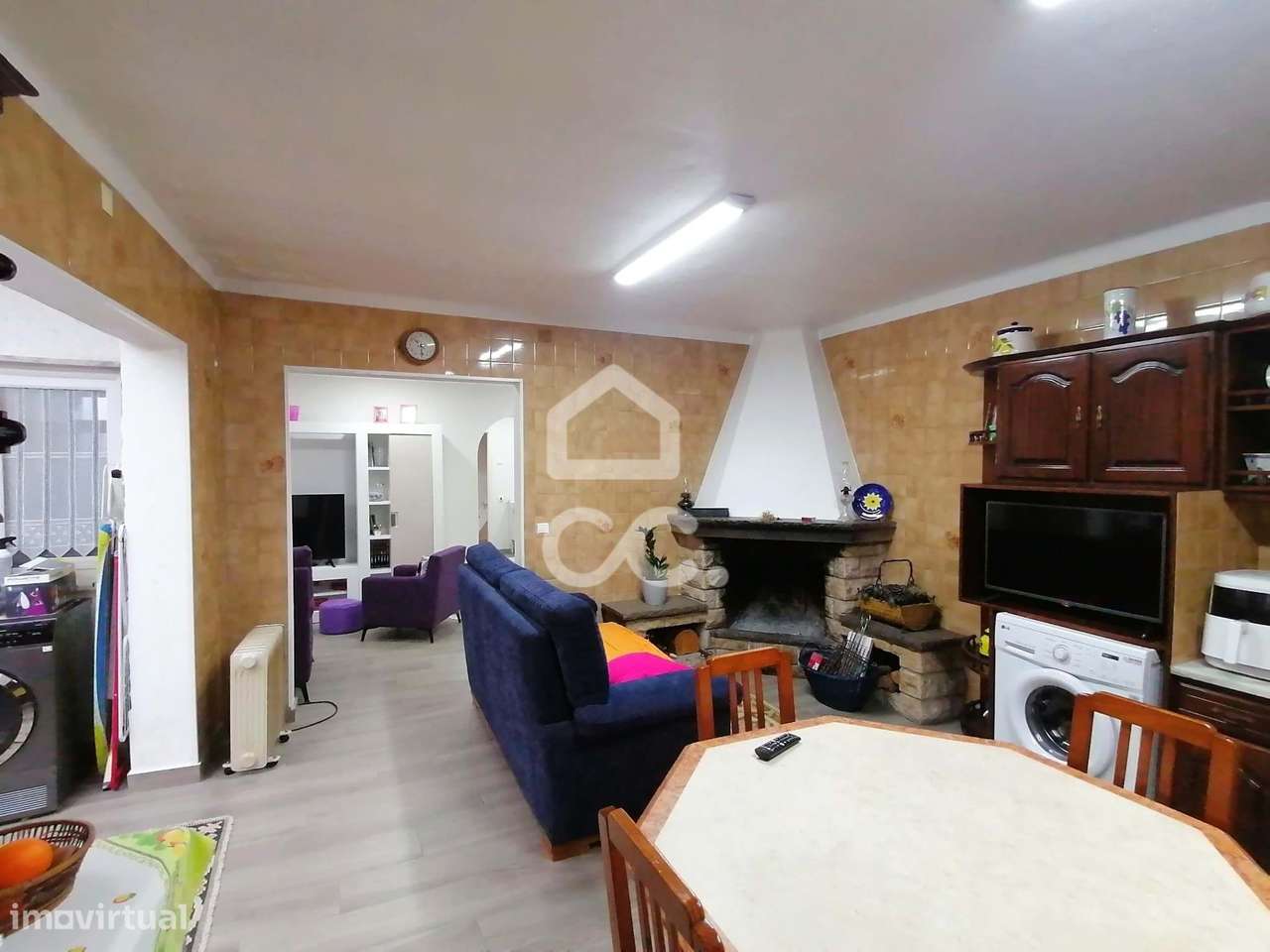 Prédio com Espaço Comercial e Habitação T3+1-16