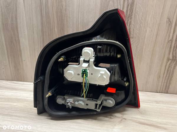 LAMPA TYLNA PRAWA VOLVO S80 - 2