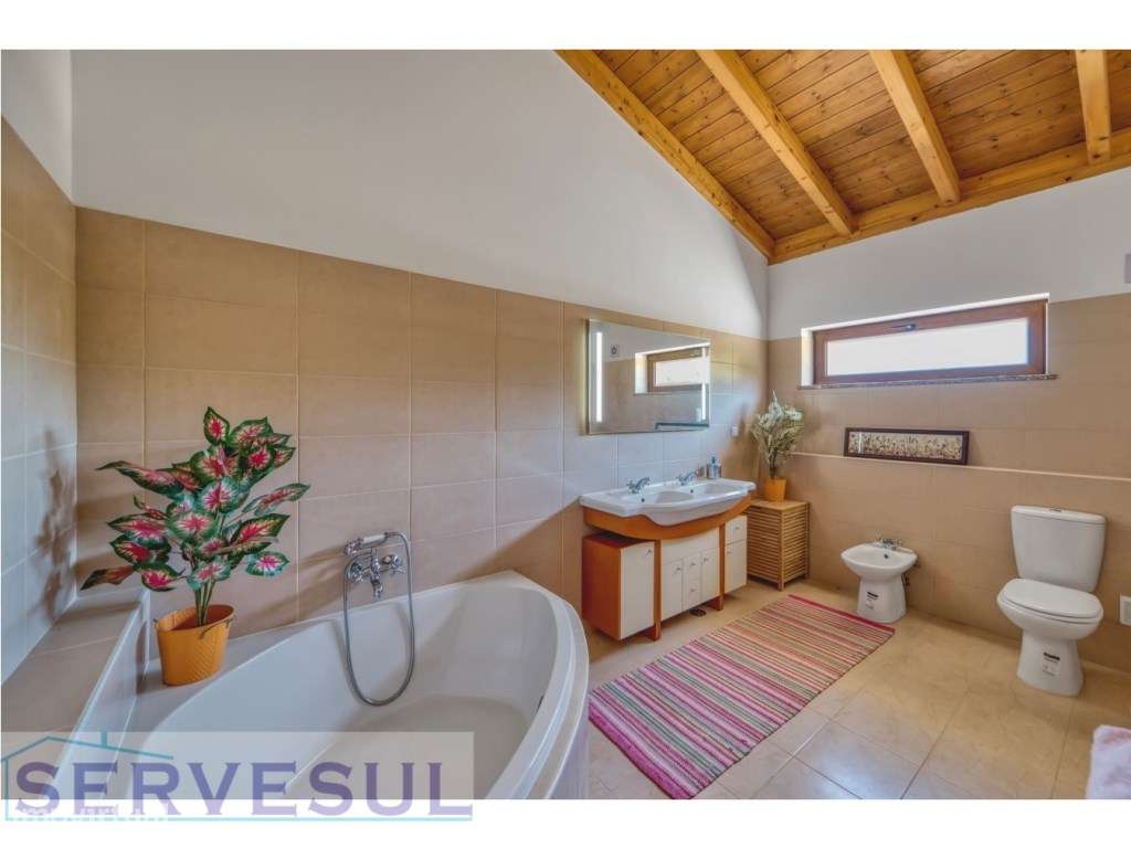 Espaçosa Moradia de 3 quartos, inserida em terreno com 17 hectares,...-17