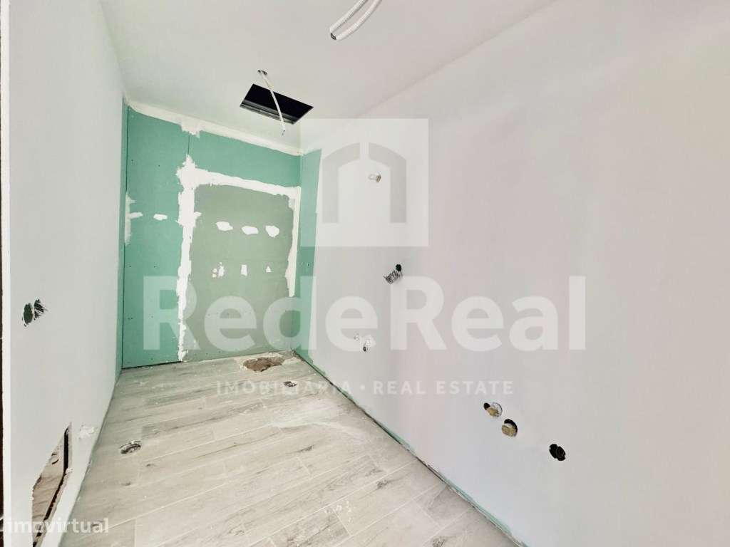 Duas Moradias - T1 e T2 Inseridas em Lote de 659 m² Zona Periférica... - Grande imagem: 4/21