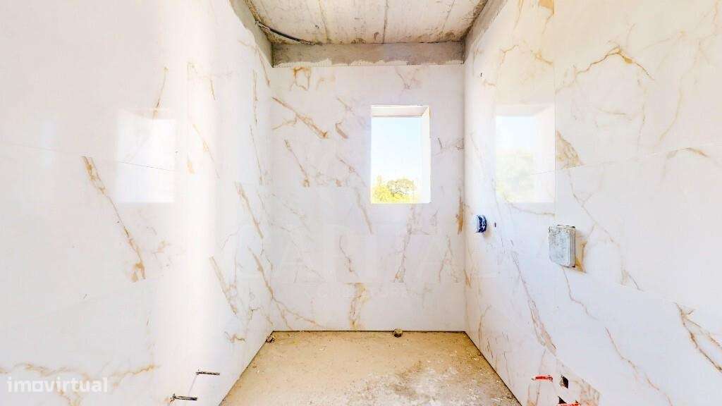 Apartamento moderno a estrear com excelente exposição solar, varanda e-13