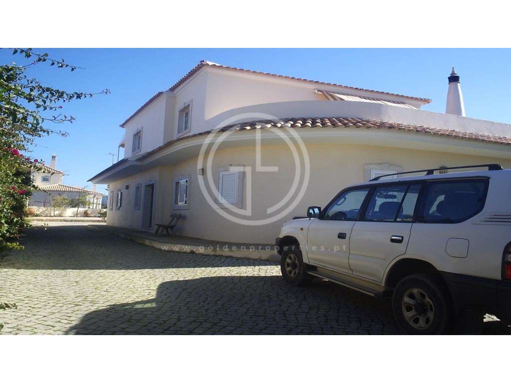 Moradia T4 com piscina localizada numa zona calma entre Loulé e Alm...-12