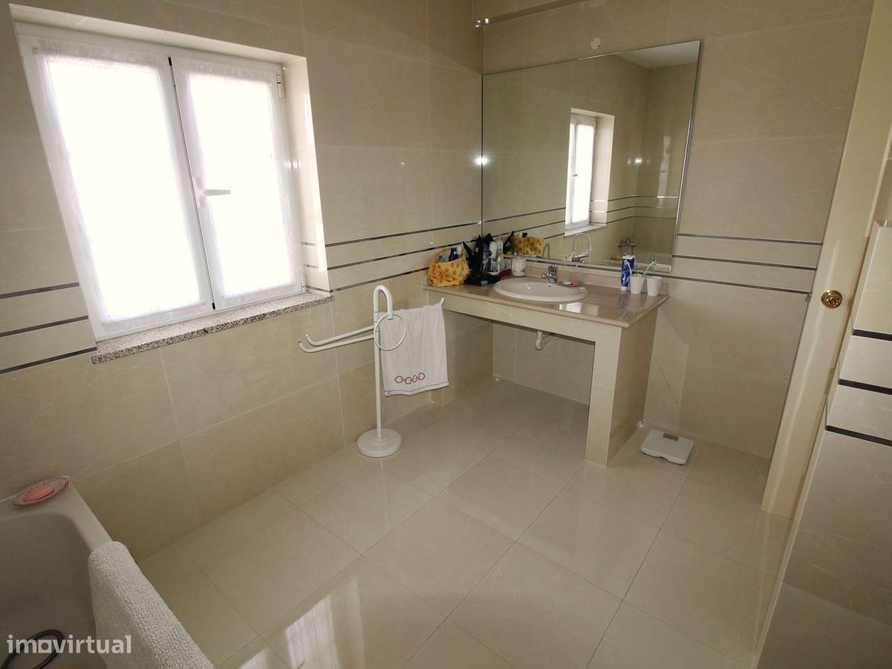 Elegante Moradia T4 Familiar-45