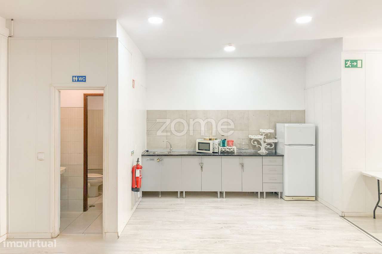 Espaço Comercial/Loja em Rua da Milharada 28 em Massamá - Grande imagem: 2/29