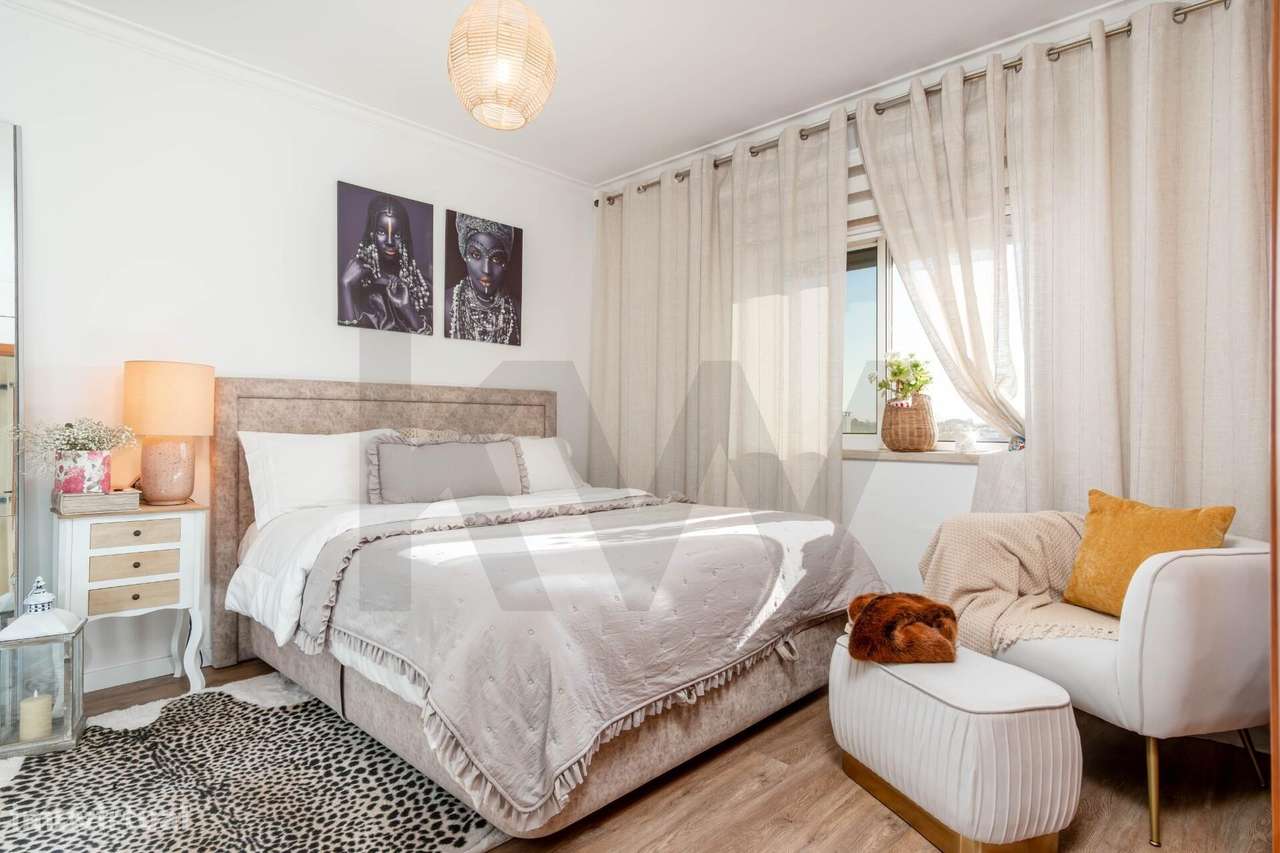 Apartamento T3, com Suíte, Arrecadação e Lugar de Garagem - Palhais, B-20