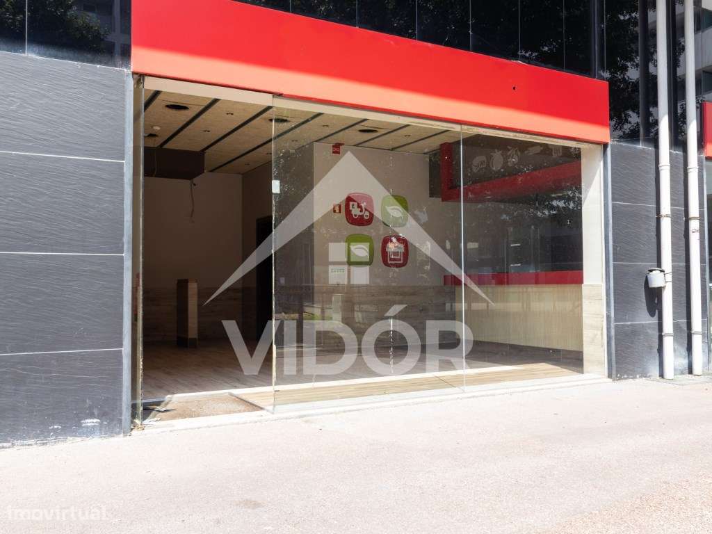 Loja pronta a ocupar na Avenida Fernão de Magalhães - Grande imagem: 2/14