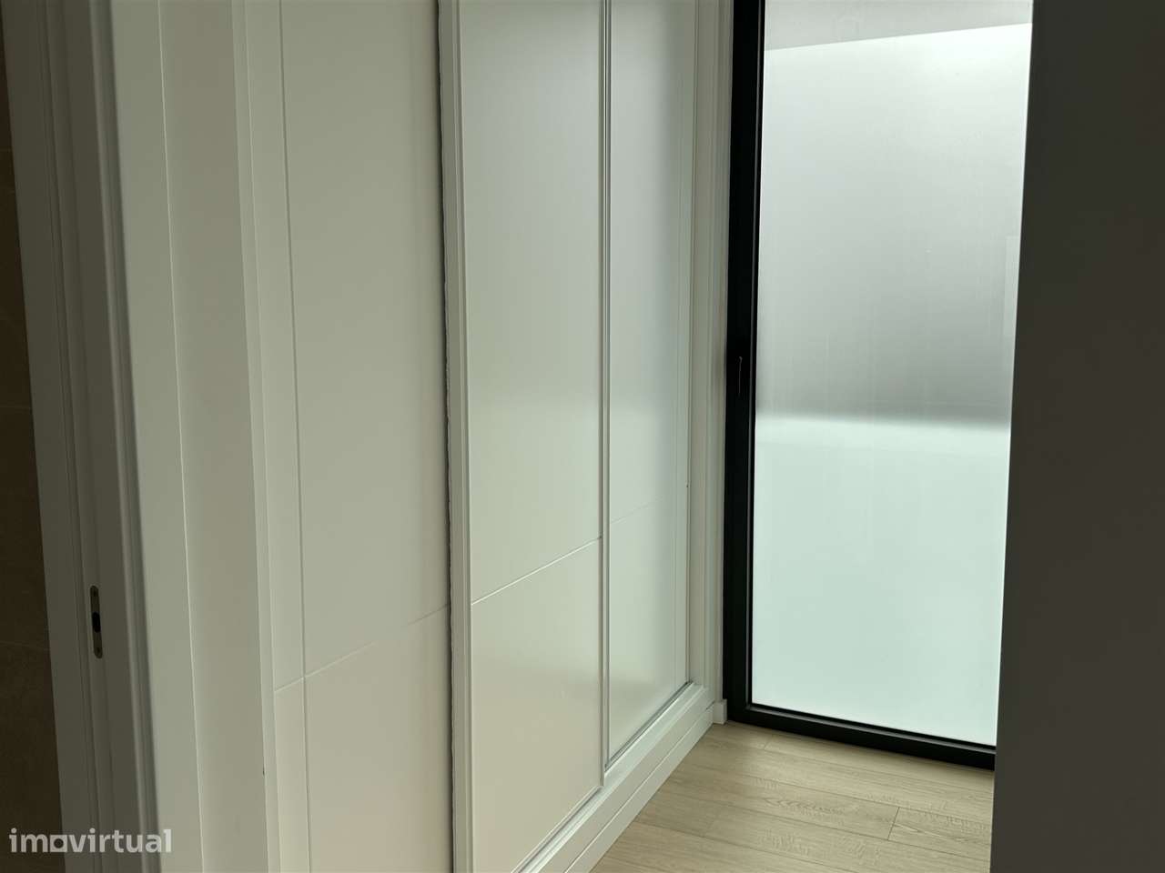 Moradia Unifamiliar de Luxo com Piscina e Jardim-27