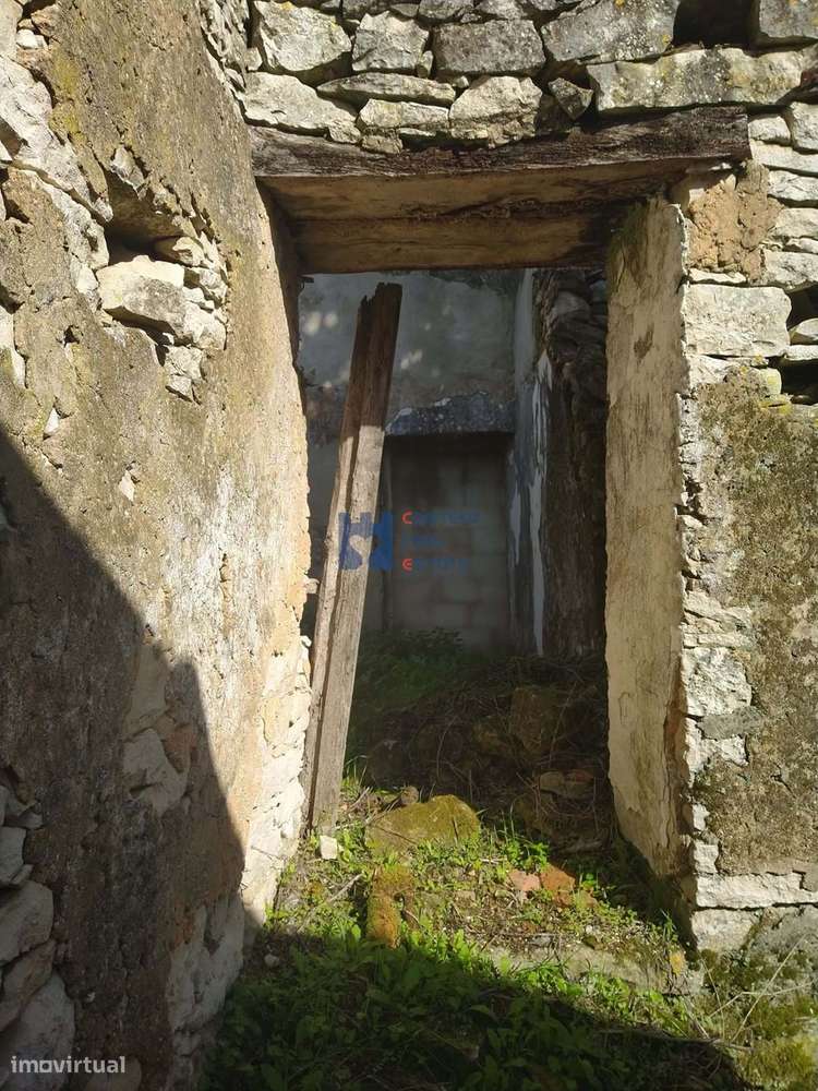 Moradia em ruina com terreno em Maxieira-6
