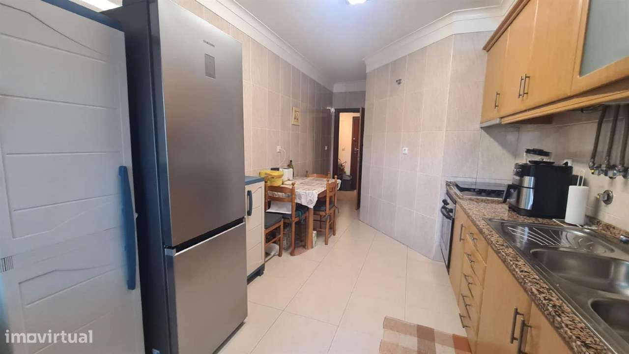 T2 com duas frentes solares, garagem e elevador - Grande imagem: 5/15