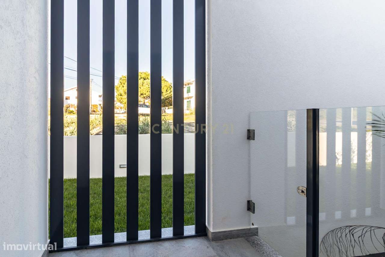Moradia Nova T4 com piscina e garagem - Sobreda - Charneca de Caparica-35