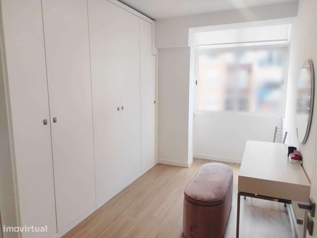 T2 totalmente remodelado no centro do Casal São Brás-14