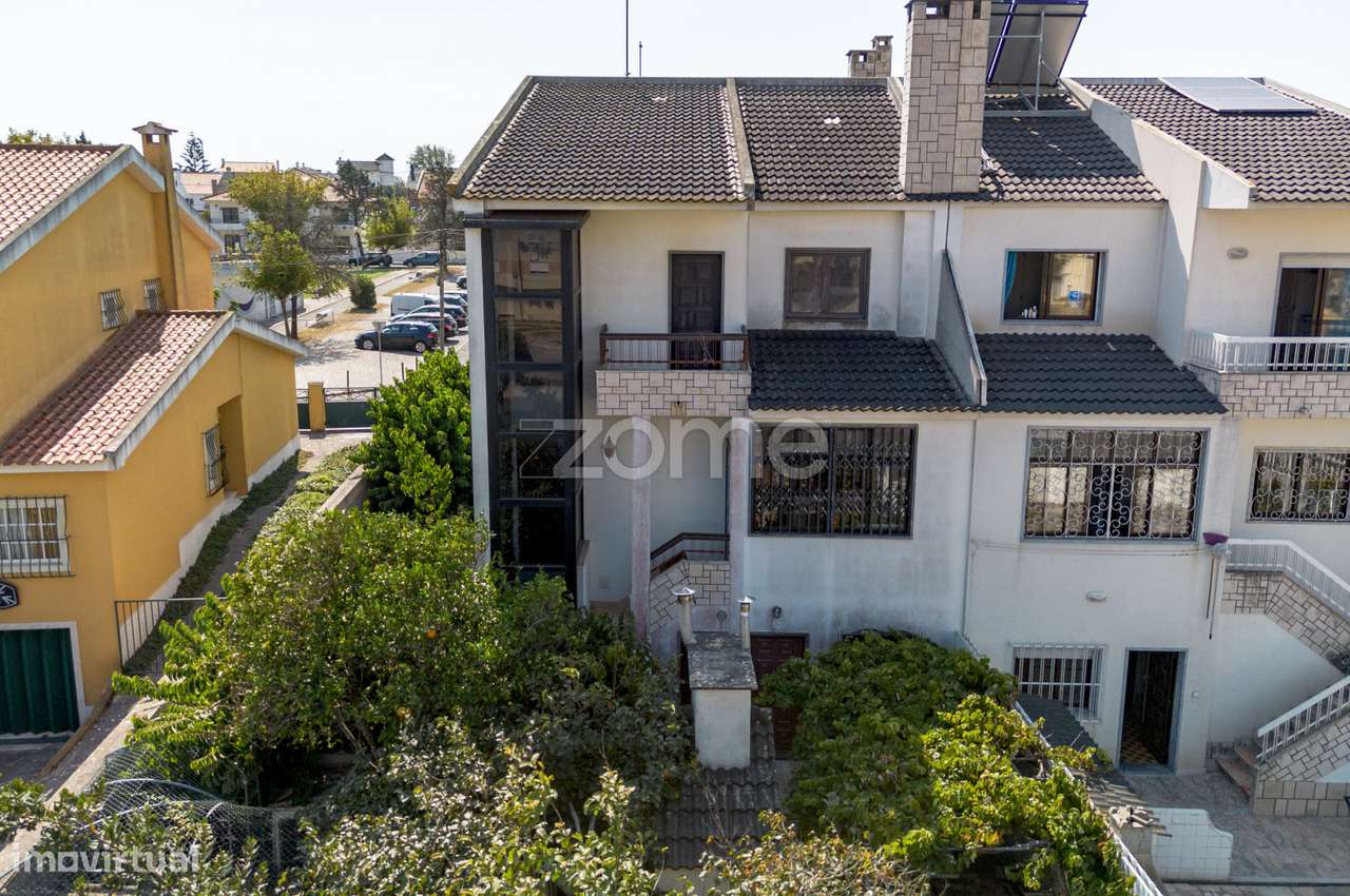 Moradia T4 (espaçosa) em Casais de Mem Martins-45