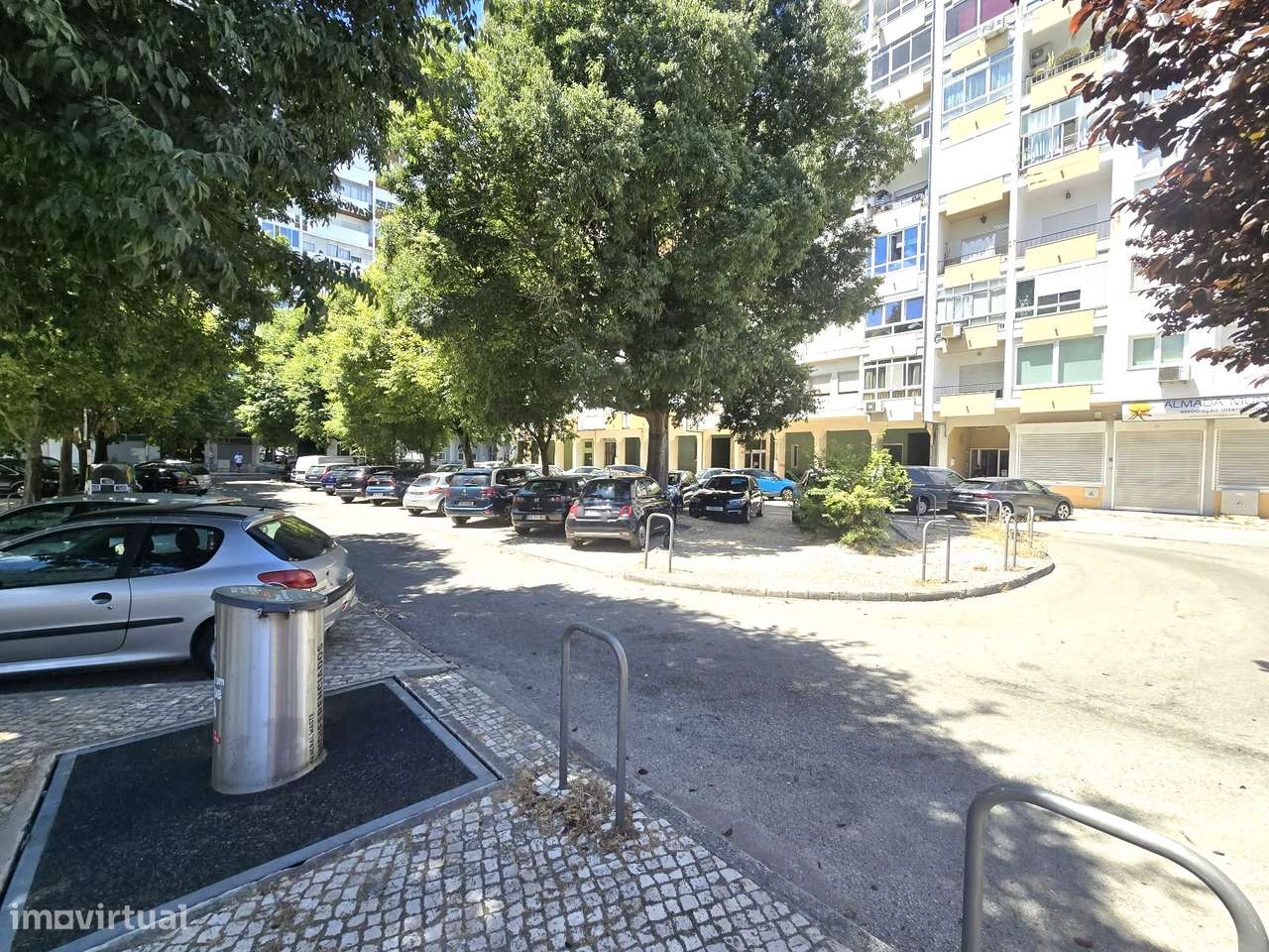 Excelente Apartamento T2 renovado com Open Space e Varanda - Almada-29