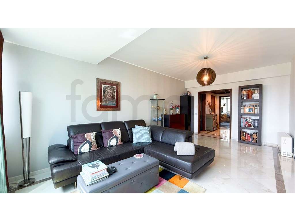Apartamento T4 em Miraflores-10