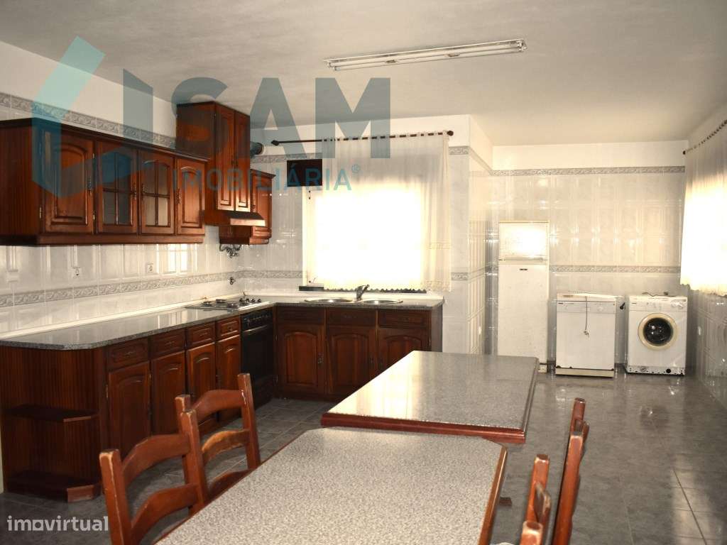 Moradia T4, localizada em Maxial-11