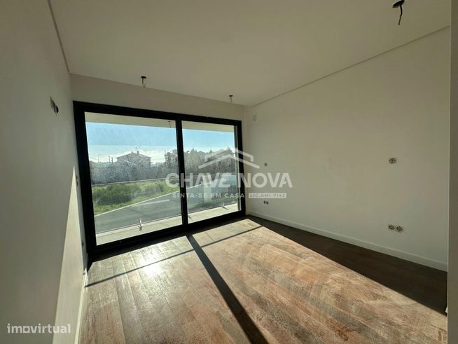 Moradia V4 Geminada com Piscina em Espinho-18