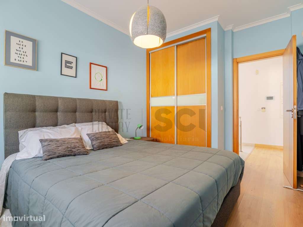 Moradia T4 na Aroeira, contemporânea com piscina e cave-32