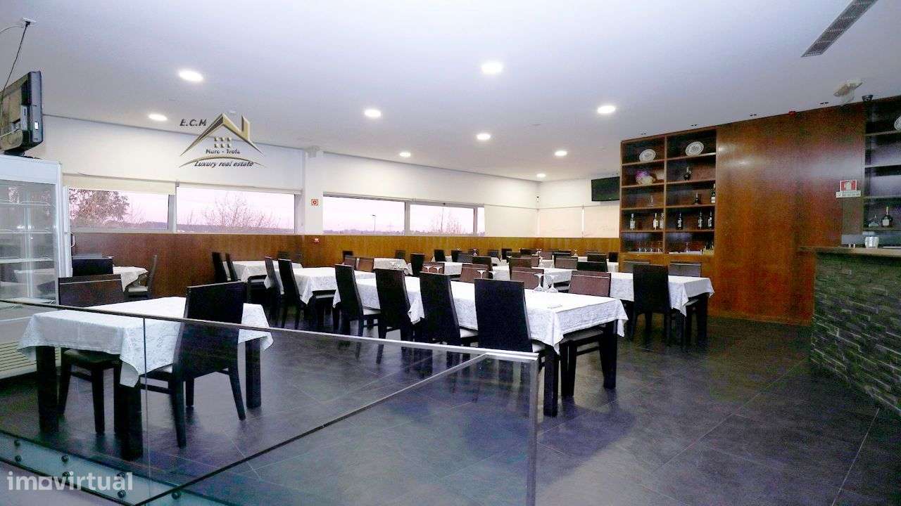 Restaurante "Castelo da Maia" Localizado em Zona Industrial,-32
