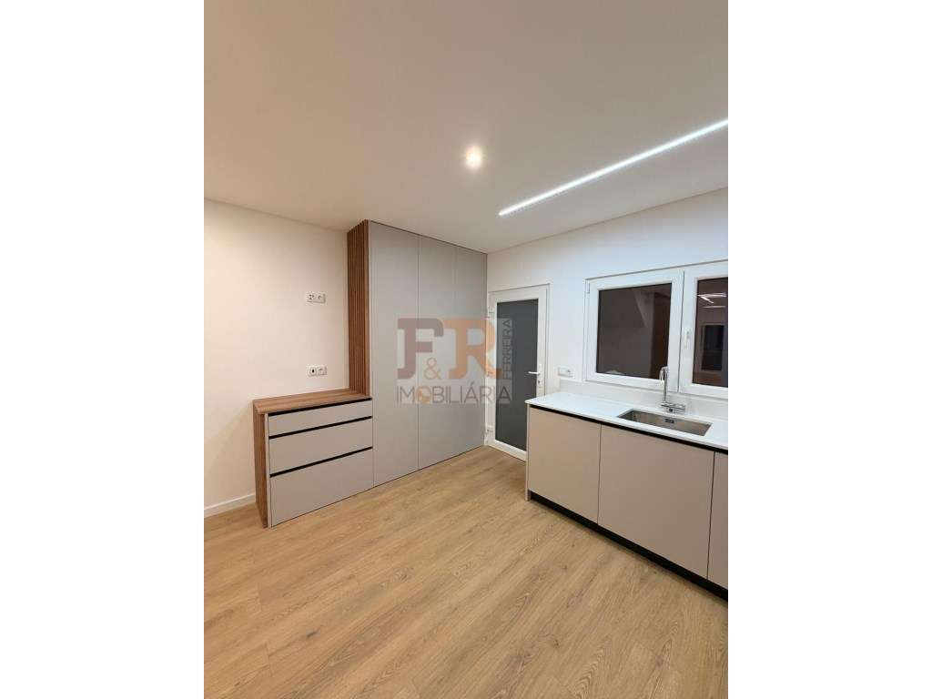 Moradia Geminada Gaveto T3 com Garagem Quinta do Conde-21