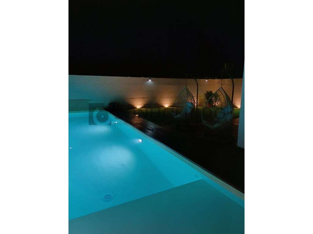 Moradia T4 com piscina de 3 frentes com excelentes áreas, tanto a n...-41