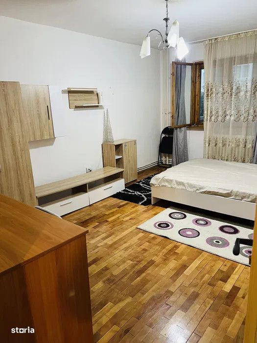 Apartament de vanzare 3 camere  decomandat zona Cocosu de Aur