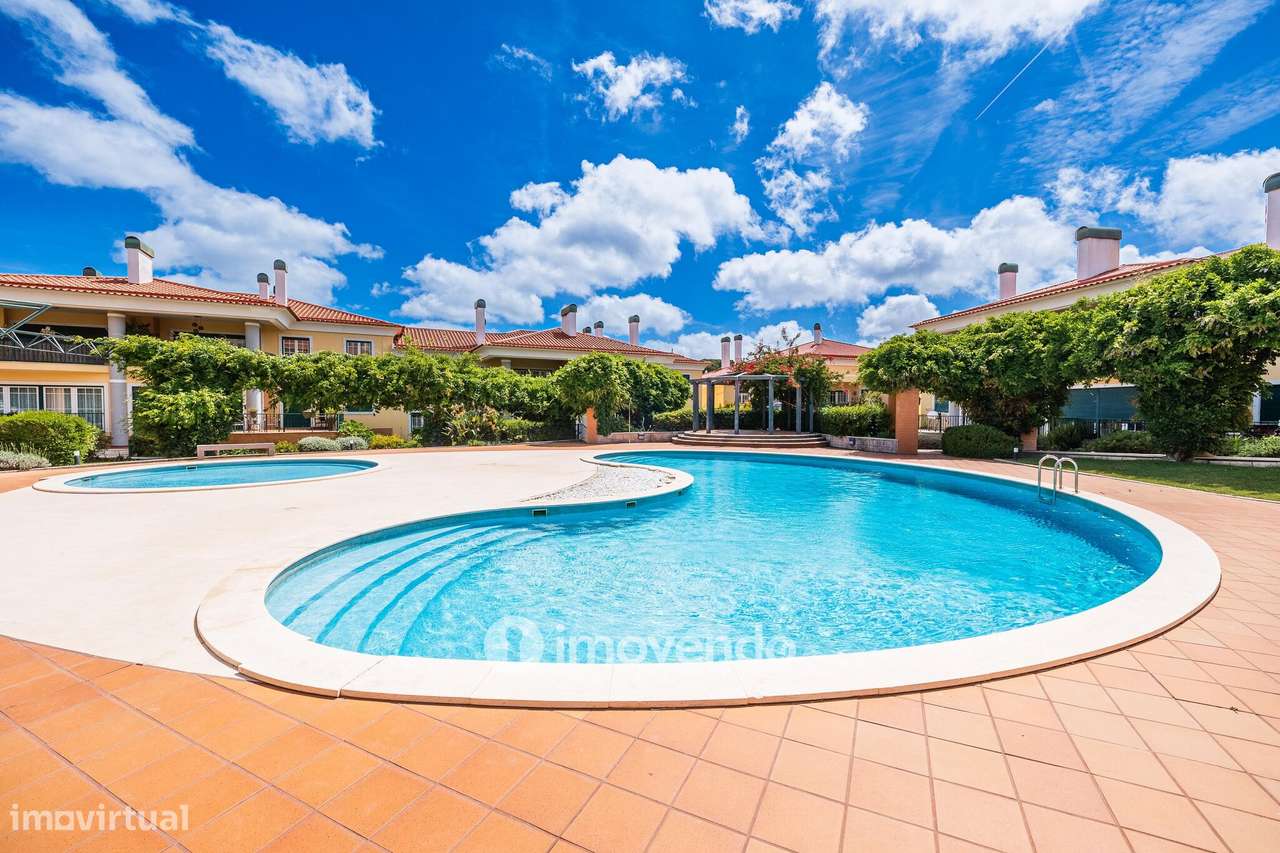Apartamento T3 com garagem, em condomínio com piscina, em Bicesse-51