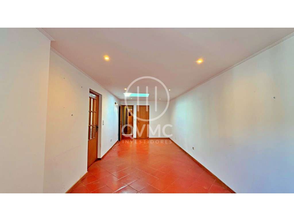 Moradia T2+1 em Mem Martins com logradouro-10