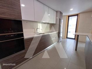 Apartamento T2 junto ao Centro Comercial Glicínias