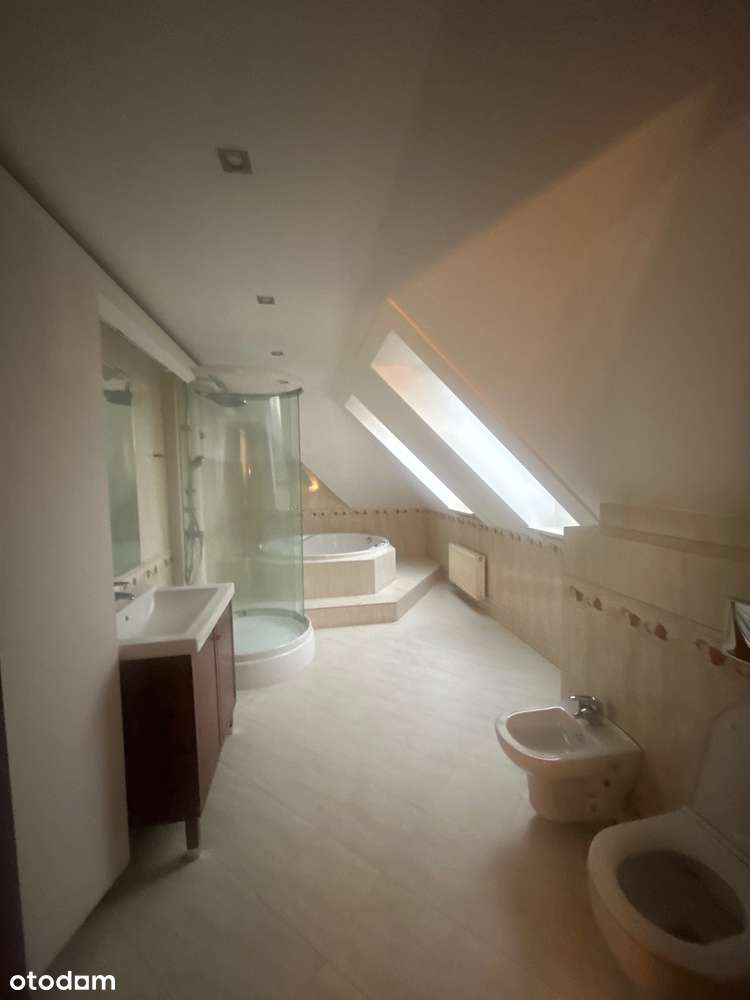 Przestronny dom z pięknym ogrodem w klimacie mini zamku-12