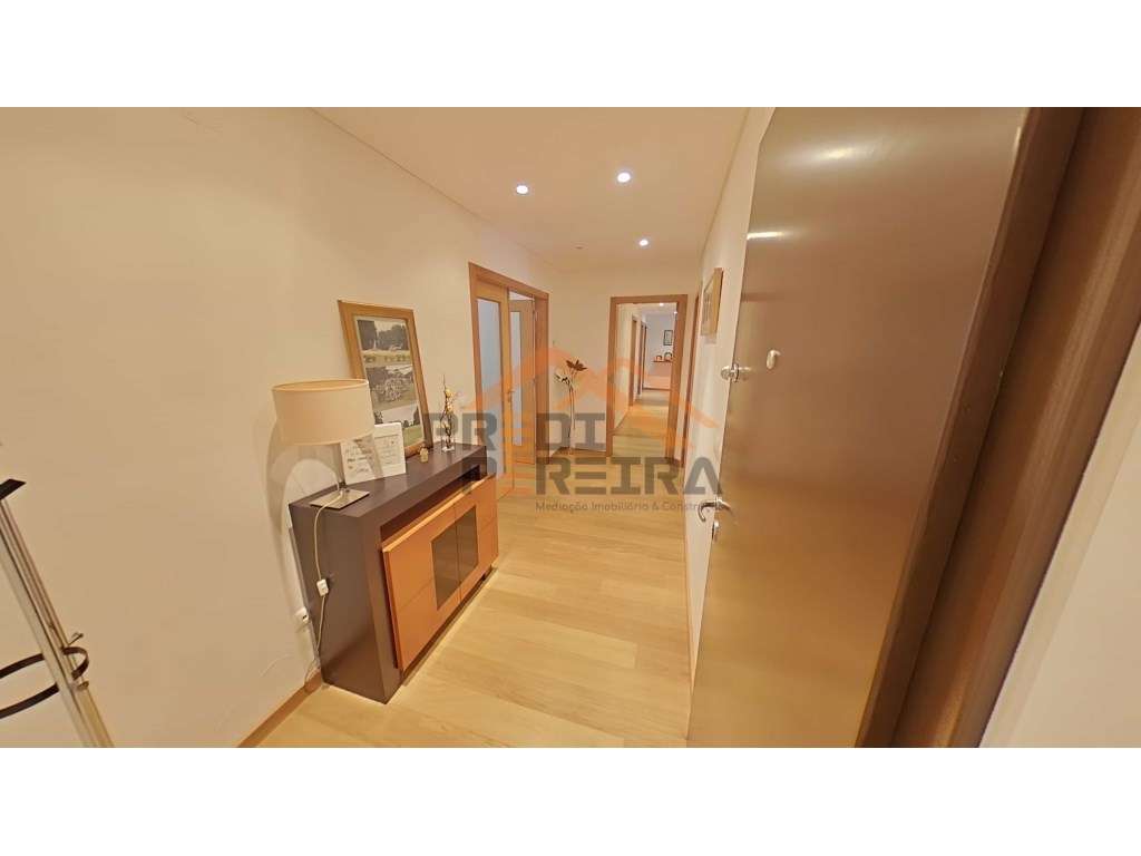 T4 SEMI-NOVO COM VARANDA E BOX PARA 4 CARROS NA QUINTA DO INFANTADO... - Grande imagem: 5/38