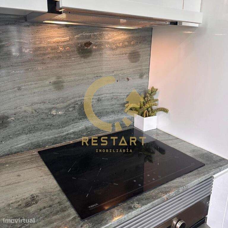 Moradia T0 com mezanino a 300m da estação de metro do Heroismo - Grande imagem: 2/25