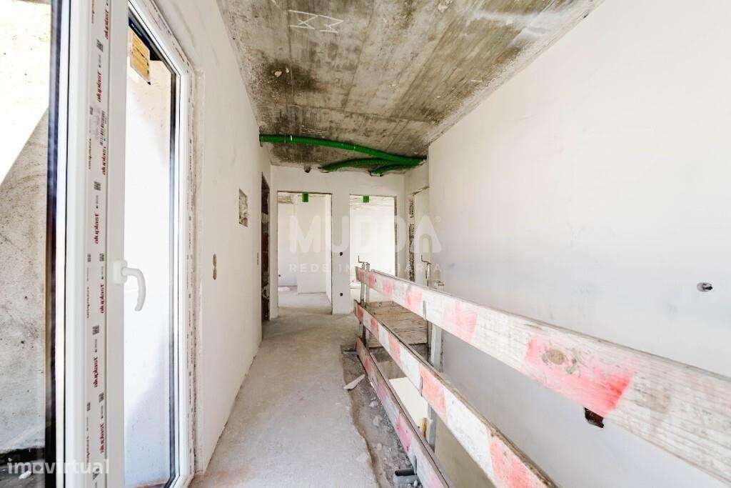 Moradia isolada de design contemporâneo nos Casais Mestre Mendo-21