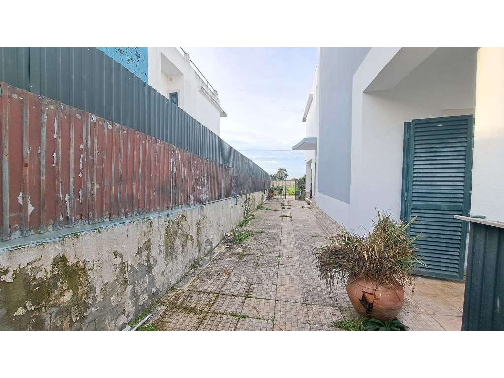 Moradia T3 +1 independente com garagem e piscina em Sesimbra-8