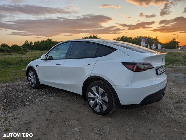 Tesla Model Y - 4