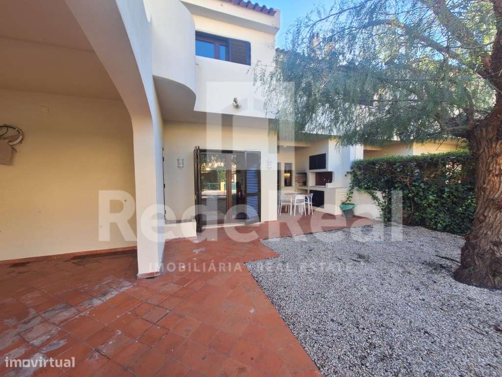 Moradia T3 + 1 com Boas Áreas em Lote de 300 m² - Centro de Albufeira-6