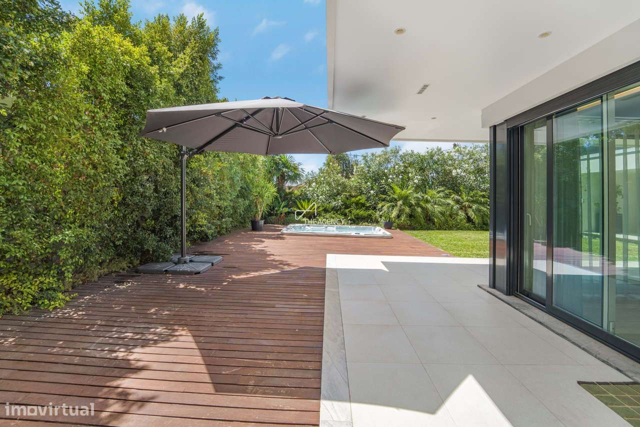 Moradia V4+4 Sofisticada e Moderna com jardins, jacuzzi e cinema em Bi - Grande imagem: 4/45