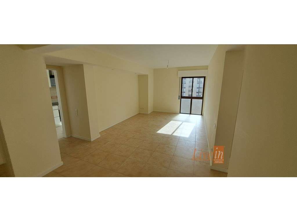 Apartamento T2 Totalmente Remodelado na Tapada das Mercês-8