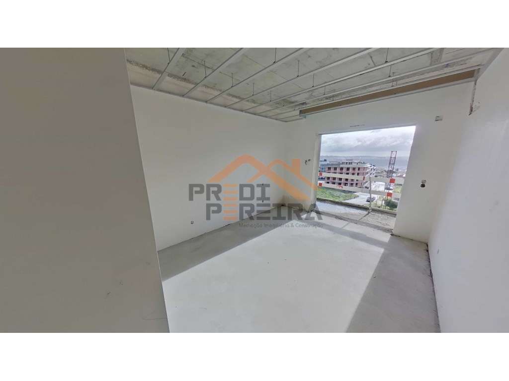 Apartamento T2, localizado em Santo António dos Cavaleiros.-14