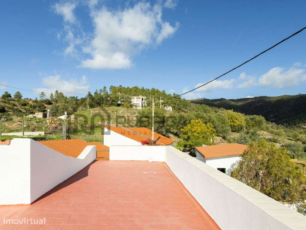 Moradia com Anexos e Vistas Deslumbrantes em Zona Tranquila-25