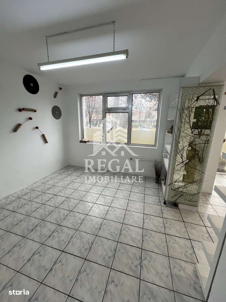 Spațiu comercial de vânzare – 47 mp utili, vitrină generoasă - Imagine principală: 3/10