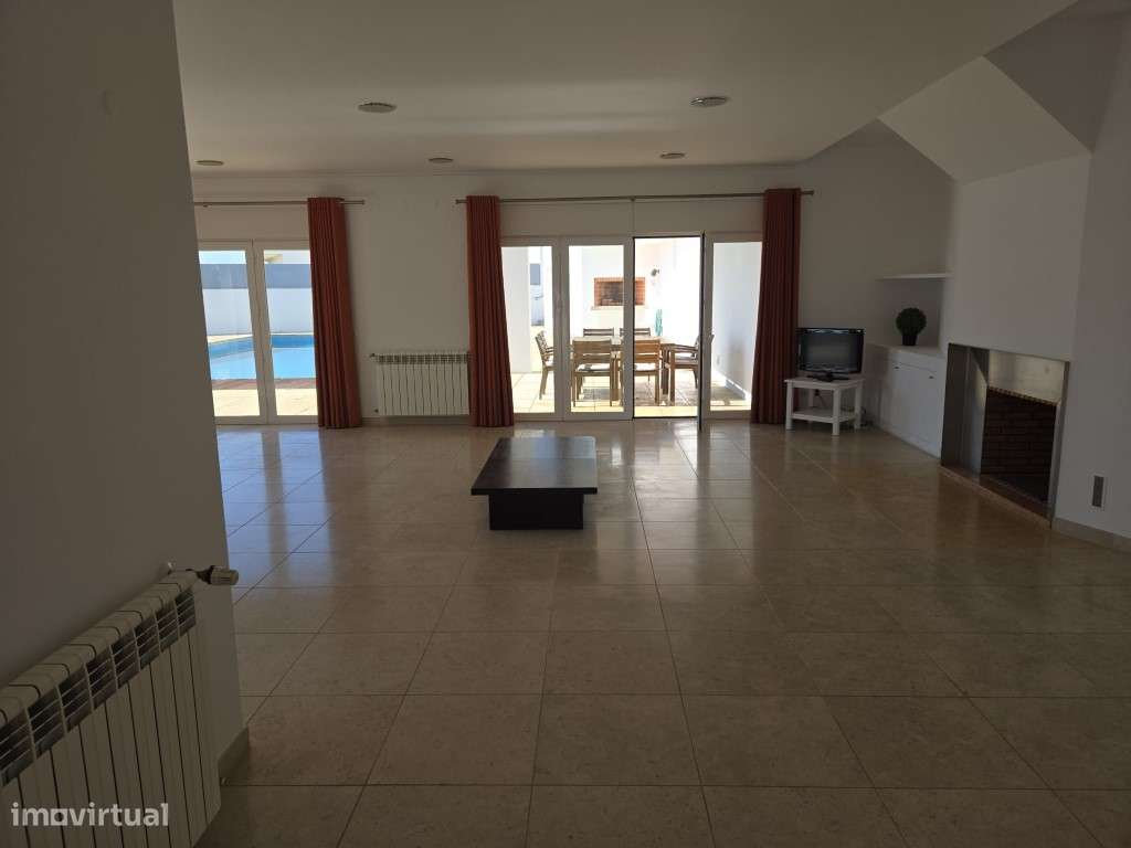 Moradia T5 com Terraço e Piscina-22