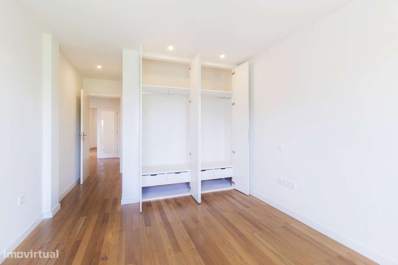 Apartamento T3, excelentes áreas 240m2 + garagem 31m2 + arrumos 4m2-46