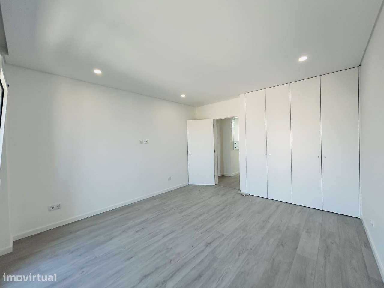 Moderno T4 Duplex com Terraço e Garagem-12