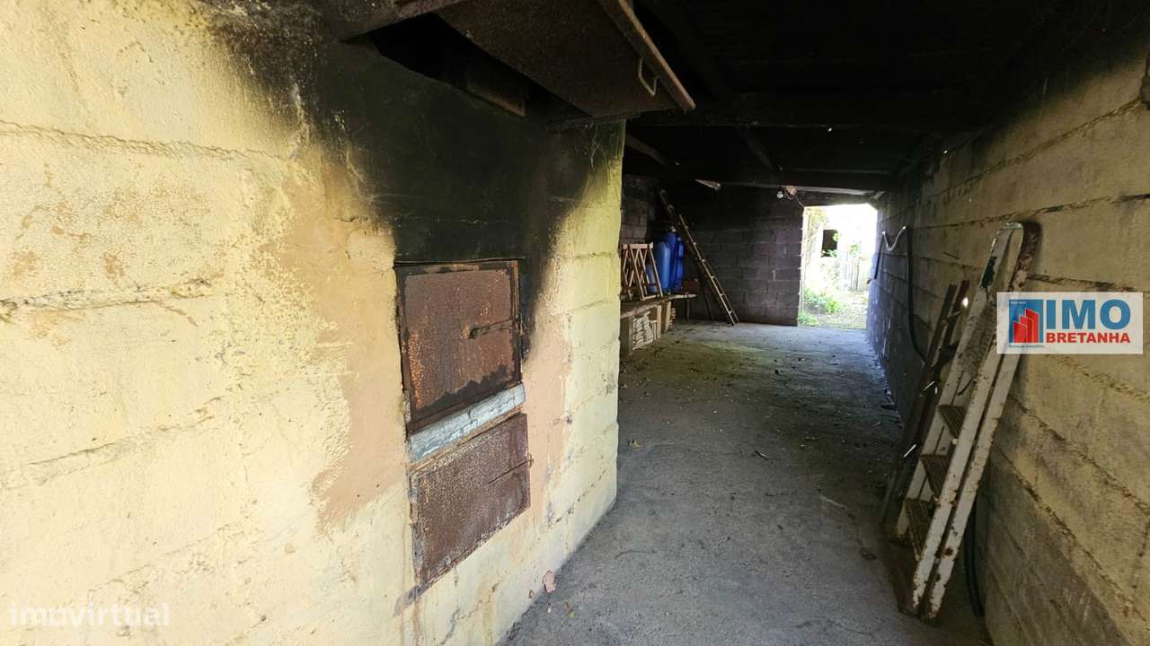 Garagem com terreno e anexos na Lousa-8