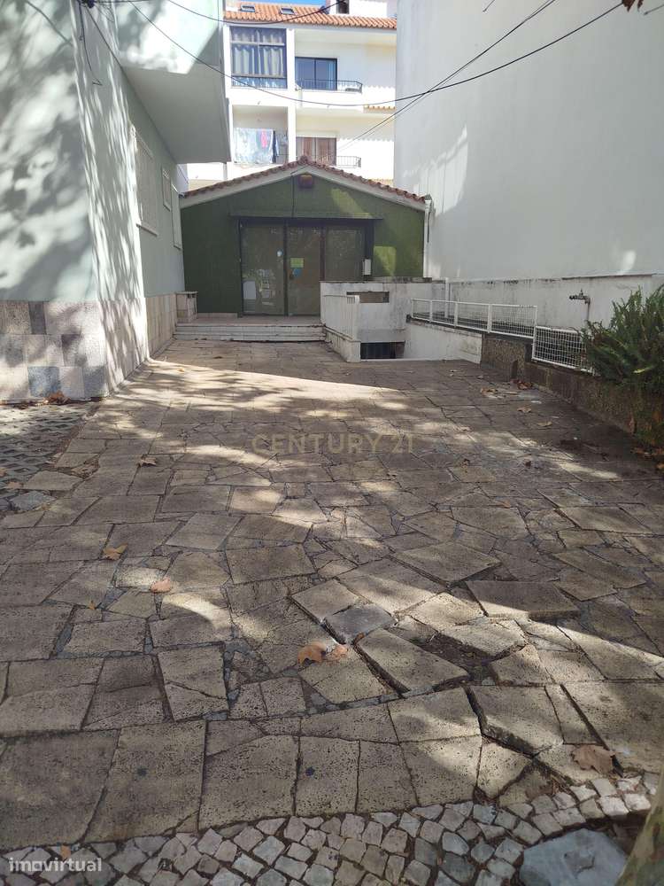 Estacionamento Com logradouro com 75 m2  e Zona de Arrumos com 48 m2-0