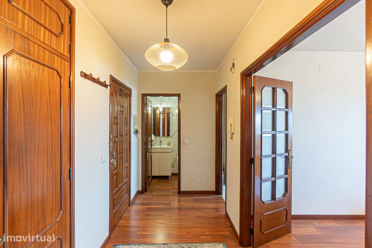 Apartamento T2 com varanda e garagem fechada em Mafamude-22