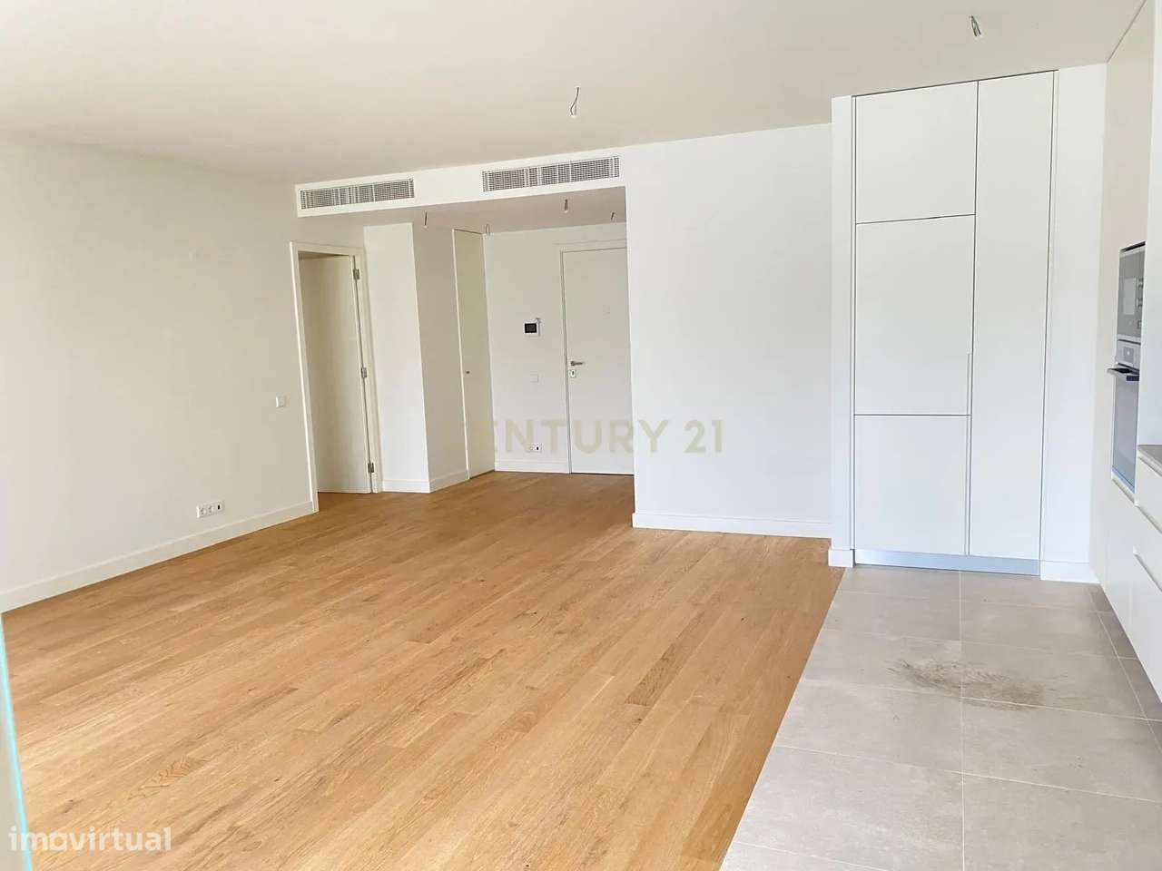 Apartamento T2 Novo com varanda, estacionamento, arrumo e fantásticas - Grande imagem: 2/48