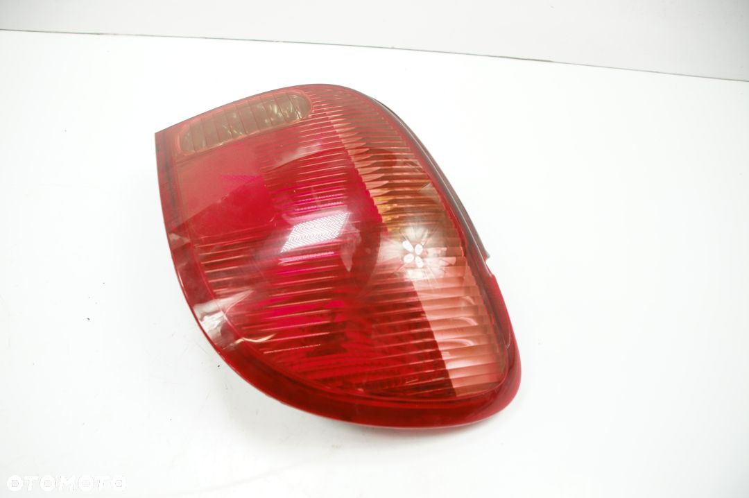 LAMPA PRAWA TYŁ TOYOTA YARIS - 3