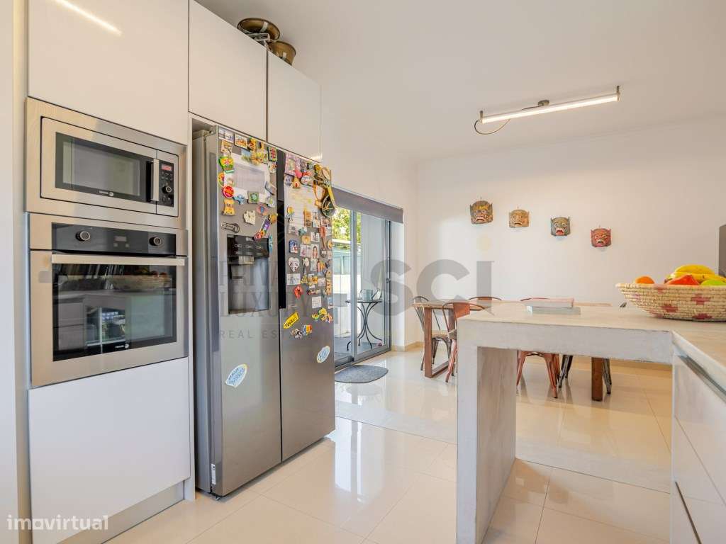 Moradia T4 na Aroeira, contemporânea com piscina e cave-13